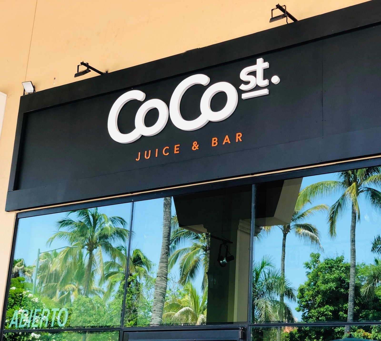 Letrero 3D iluminado de CoCo st. Juice & Bar fabricado por Rotularte en Puerto Vallarta
